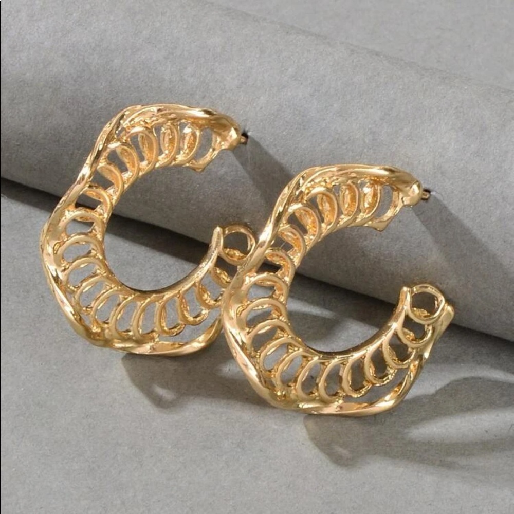 NWT Boutique 18K Gold Plated Minimalist Hoops | Luxe Earrings